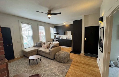 Corn Hill Apartment | King bed Centrally located- Cornhill