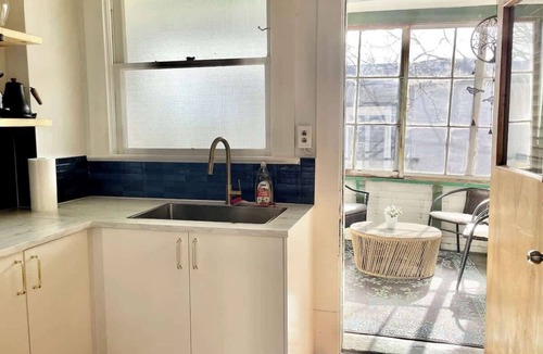 Marpole Apartment | *KING BED* Charming 2 bdrm above Cafe!