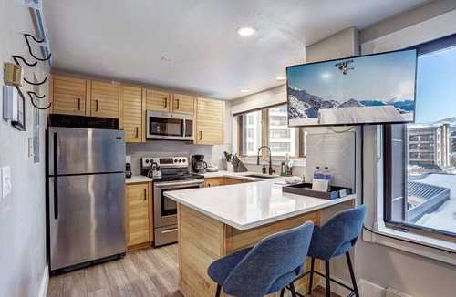 Peak 9 Apartment | King Bed -Chic Mtn Studio; A/C, Ski-In/Ski-Out and Steps From Historic Main St.