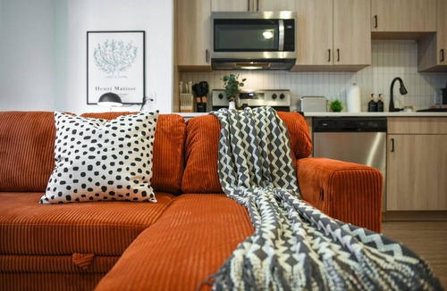 East Liberty Apartment | King Bed Comfort with Free Parking, Gym, 98 Walkscore & near UPMC Pitt and CMU