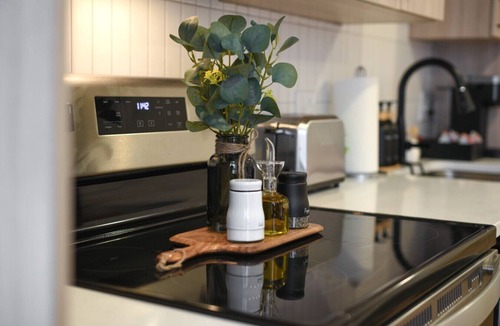 East Liberty Apartment | King Bed Comfort with Free Parking, Gym, 98 Walkscore & near UPMC Pitt and CMU