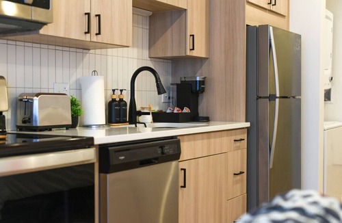 East Liberty Apartment | King Bed Comfort with Free Parking, Gym, 98 Walkscore & near UPMC Pitt and CMU