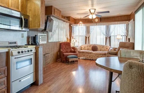 Yuma House | King Bed Comfortable Park Model - pools & hot tubs