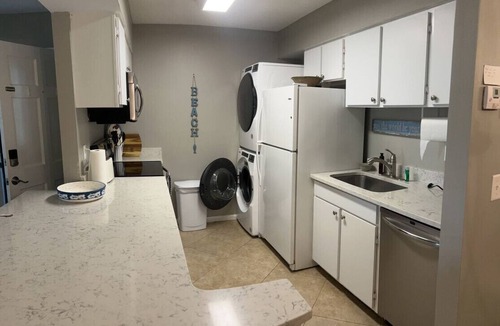 Demere Park Condo | King bed, downstairs, 2/2, updated and spotless!