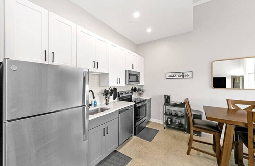 Downtown Cincinnati Apartment | King Bed, Downtown Steps from Bengals & Reds, Minutes to OTR, TQL, Free Parking