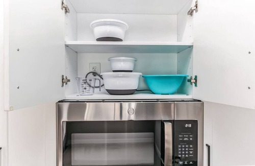 Downtown Cincinnati Apartment | King Bed, Downtown Steps from Bengals & Reds, Minutes to OTR, TQL, Free Parking