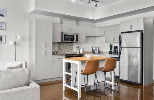 Beltline Apartment | King Bed | DT Views | UG Park | Walk to Saddledome