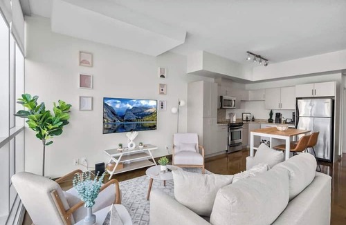 Beltline Apartment | King Bed | DT Views | UG Park | Walk to Saddledome