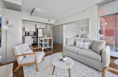 Beltline Apartment | King Bed | DT Views | UG Park | Walk to Saddledome