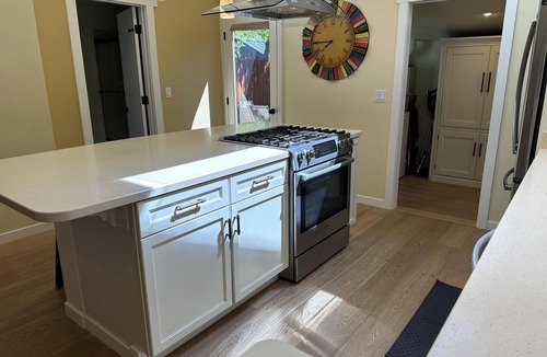 Old Bend House | King bed, Fireplace, 100+mbps Wifi, AC, Big Yard, So Walkable