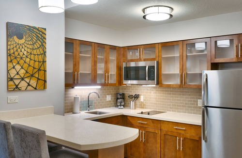 Gainesville Condo | King Bed. Free Breakfast. Outdoor Pool & Hot Tub. 10 Minutes to U of Florida.