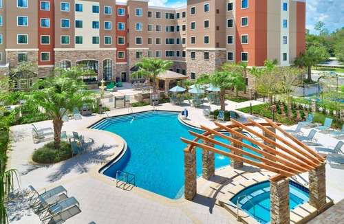Gainesville Condo | King Bed. Free Breakfast. Outdoor Pool & Hot Tub. 10 Minutes to U of Florida.