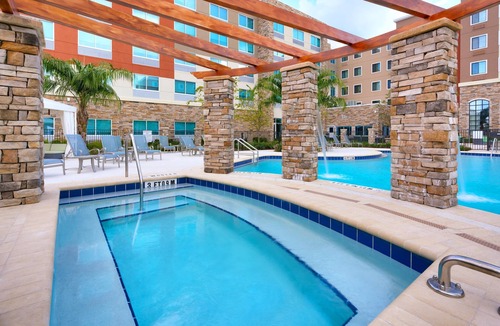 Gainesville Condo | King Bed. Free Breakfast. Outdoor Pool & Hot Tub. 10 Minutes to U of Florida.