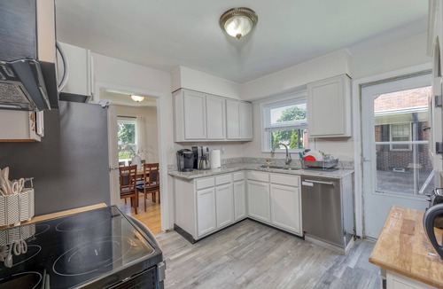 Speedway House | King bed - Full kitchen! 1.5 blocks to IMS and only 5 miles to downtown!