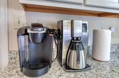 Speedway House | King bed - Full kitchen! 1.5 blocks to IMS and only 5 miles to downtown!
