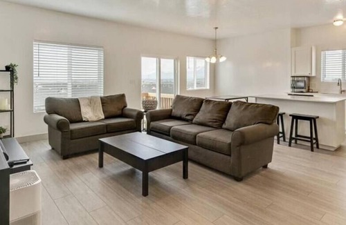 Spanish Fork House | King Bed| Full Kitchen!