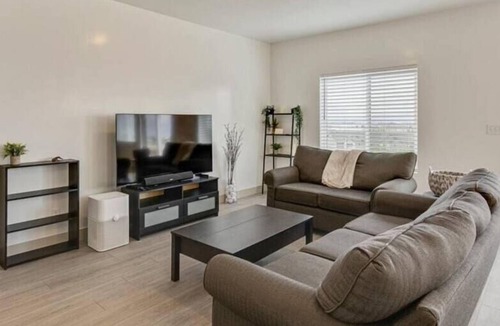 Spanish Fork House | King Bed| Full Kitchen!