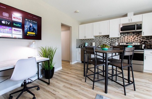San Carlos House | King Bed| Full Kitchen |55"TVs|Fast Wi-Fi | |W/D