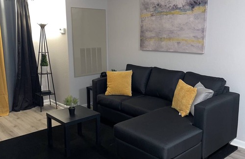 Kettering Apartment | King Bed. Funny Bone, Fraze, WPAFB, museum Adventure Reef. Fun get away!