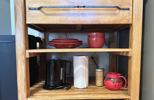 Medford Apartment | King Bed Guest Studio w/covered parking, private patio, Kitchenette,