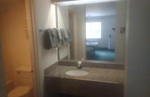Livingston Apartment | King Bed Hotel Studio 104