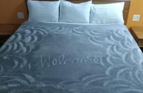 Livingston Apartment | King Bed Hotel Studio 121