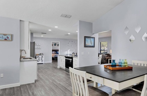 Fruitville House | King Bed huge kitchen Ping-Pong screened patio