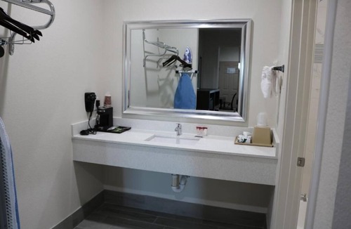 Humble Hotel | King Bed Kitchenette, Scottish Inns IAH, Prepare Meal, Near Airport