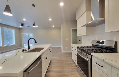 Kennewick House | King Bed, Large Kitchen, Yard & Garage 6660