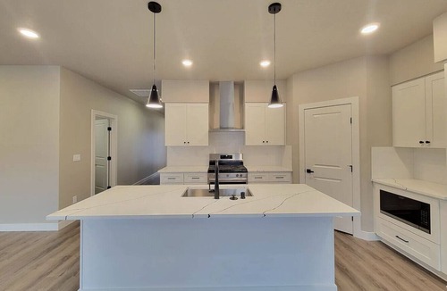 Kennewick House | King Bed, Large Kitchen, Yard & Garage 6660