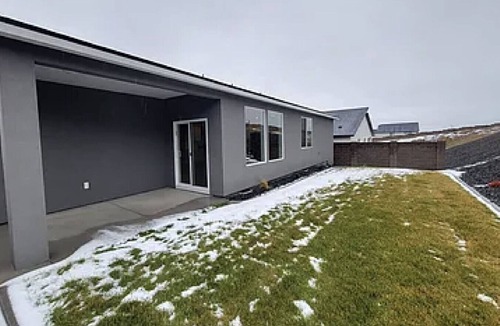Kennewick House | King Bed, Large Kitchen, Yard & Garage 6660