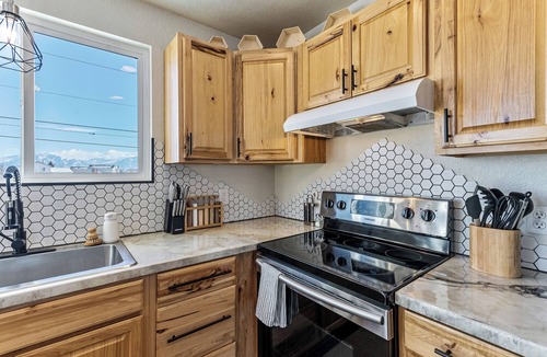 Kearns House | King Bed, Large Sectionals, Kids Area, Outdoor Living! Curated & Cozy Scandi!