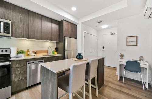 Crescent Heights Apartment | King Bed | Mins to Saddledome | Cgy Tower Views