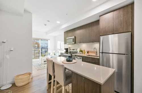 Crescent Heights Apartment | King Bed | Mins to Saddledome | Cgy Tower Views