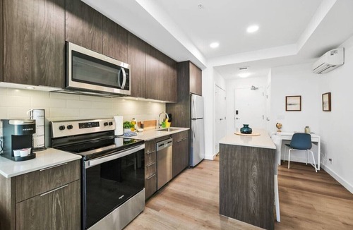 Crescent Heights Apartment | King Bed | Mins to Saddledome | Cgy Tower Views