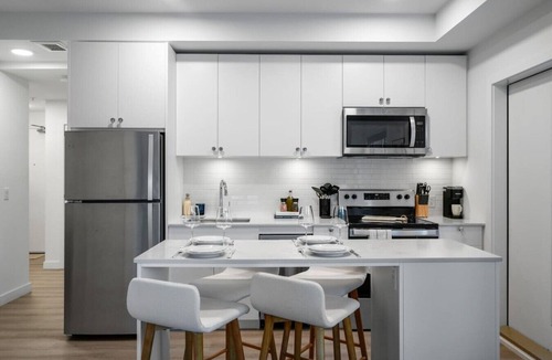 Crescent Heights Apartment | King Bed | Mins to Saddledome | Cgy Tower Views