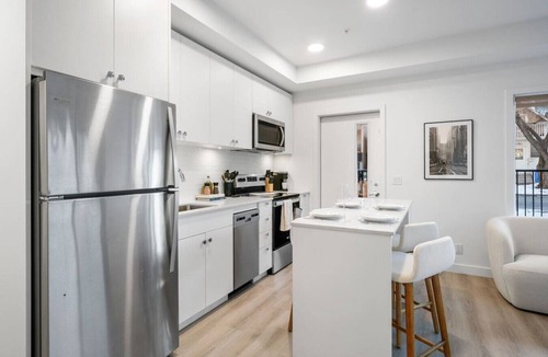Crescent Heights Apartment | King Bed | Mins to Saddledome | Cgy Tower Views