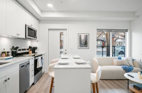 Crescent Heights Apartment | King Bed | Mins to Saddledome | Cgy Tower Views