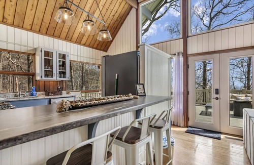 Tate Apartment | King Bed, Mountain Scenes, Hot Tub, Pet Friendly