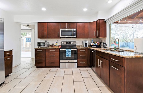 Plano House | King Bed, Nice Backyard, Family Friendly, Foosball, Games, Cornhole, Grill