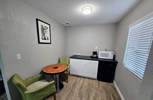 Ridgecrest Apartment | King Bed|Non-Smoking