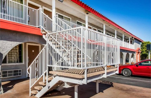 Ridgecrest Apartment | King Bed Non-Smoking