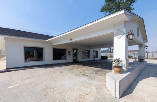 DeRidder Apartment | King Bed | Non smoking