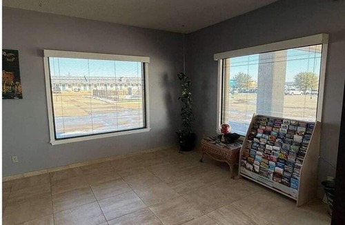 Whitesboro Apartment | King Bed Non-Smoking