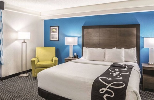 Ahwatukee Foothills Hotel | King Bed, Non- Smoking at La Quinta Inn & Suites by Wyndham Phoenix Chandler