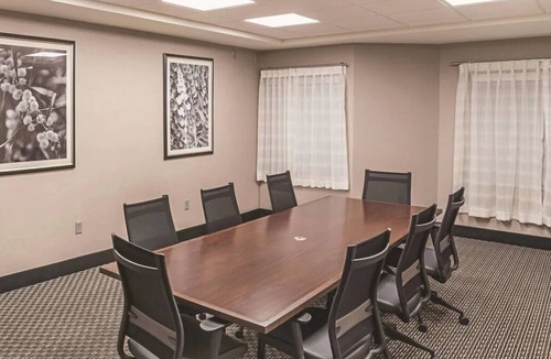 Woodlands Village House | King Bed Non-Smoking ADA Room at La Quinta Inn by Wyndham Flagstaff