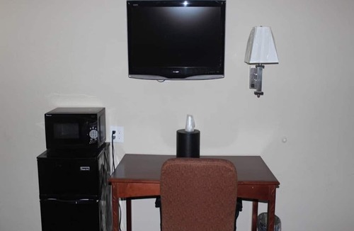 South Central Omaha Apartment | King Bed Non-Smoking