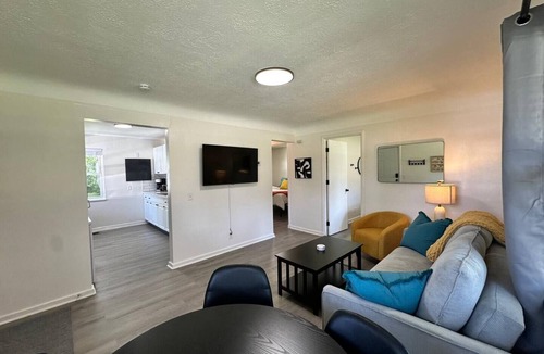 Berea House | KING bed, Pet Friendly, Modern Retreat, CLE-BW