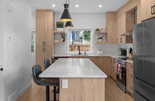 Southwest Calgary Villa | King Bed | Ping Pong | 3BR | Garage | AC |Backyard