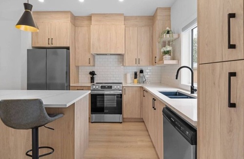 Southwest Calgary Villa | King Bed | Ping Pong | 3BR | Garage| AC | Backyard